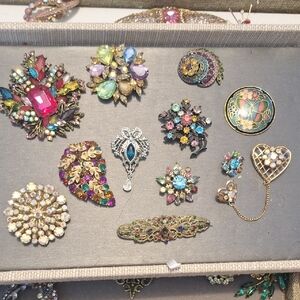 1928 Multicolor Gemstone Brooch Set